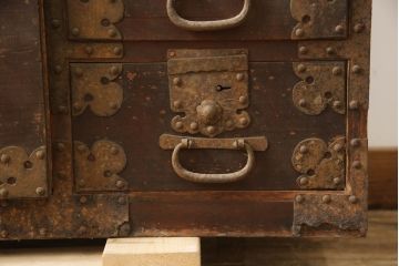 和製アンティーク　時代を経た趣が感じられる二段重ねの関東衣装箪笥(和たんす、時代箪笥、収納箪笥、引き出し、重ねタンス、整理箪笥)(R-069936)