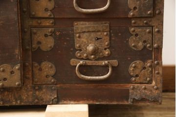 和製アンティーク　時代を経た趣が感じられる関東時代箪笥ローチェスト(和たんす、時代箪笥、収納箪笥、衣装箪笥、引き出し、ローボード、テレビ台)(R-069938)