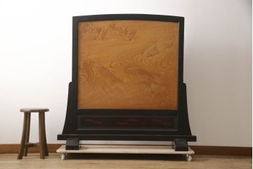 和製ビンテージ　高級品　欅(ケヤキ)材　井波彫刻　斉藤光洋作　1枚板　迫力ある彫刻が素晴らしい漆塗り枠の衝立て(つい立て、衝い立て、仕切り、パーテーション、一枚板、ヴィンテージ)(定価約180万円)(R-069943)