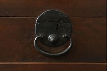 和製アンティーク　前面檜(ヒノキ)材　時代を経た趣あふれる佇まいが印象的な美濃帳場箪笥(時代箪笥、和タンス、収納たんす、整理箪笥、引き出し、収納棚、戸棚)(R-069944)