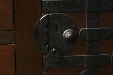和製アンティーク　前面檜(ヒノキ)材　時代を経た趣あふれる佇まいが印象的な美濃帳場箪笥(時代箪笥、和タンス、収納たんす、整理箪笥、引き出し、収納棚、戸棚)(R-069944)