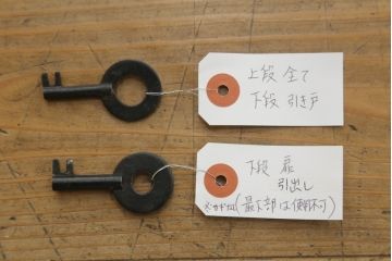 和製アンティーク　前面檜(ヒノキ)材　時代を経た趣あふれる佇まいが印象的な美濃帳場箪笥(時代箪笥、和タンス、収納たんす、整理箪笥、引き出し、収納棚、戸棚)(R-069944)