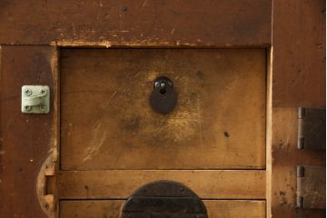 和製アンティーク　前面檜(ヒノキ)材　天板リメイク　時代を経た趣あふれる佇まいが印象的な美濃帳場箪笥サイドチェスト(時代箪笥、和タンス、収納たんす、整理箪笥、引き出し)(R-069946)