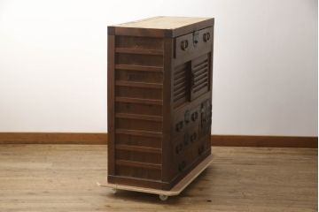和製アンティーク　前面檜(ヒノキ)材　天板リメイク　時代を経た趣あふれる佇まいが印象的な美濃帳場箪笥サイドチェスト(時代箪笥、和タンス、収納たんす、整理箪笥、引き出し)(R-069946)