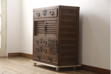和製アンティーク　前面檜(ヒノキ)材　天板リメイク　時代を経た趣あふれる佇まいが印象的な美濃帳場箪笥サイドチェスト(時代箪笥、和タンス、収納たんす、整理箪笥、引き出し)(R-069946)