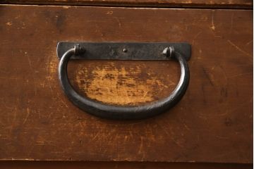 和製アンティーク　前面檜(ヒノキ)材　天板リメイク　時代を経た趣あふれる佇まいが印象的な美濃帳場箪笥サイドチェスト(時代箪笥、和タンス、収納たんす、整理箪笥、引き出し)(R-069946)