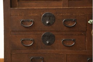 和製アンティーク　前面檜(ヒノキ)材　天板リメイク　時代を経た趣あふれる佇まいが印象的な美濃帳場箪笥サイドチェスト(時代箪笥、和タンス、収納たんす、整理箪笥、引き出し)(R-069946)