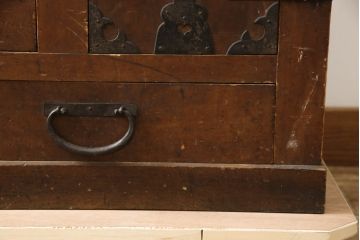 和製アンティーク　前面檜(ヒノキ)材　天板リメイク　時代を経た趣あふれる佇まいが印象的な美濃帳場箪笥サイドチェスト(時代箪笥、和タンス、収納たんす、整理箪笥、引き出し)(R-069946)