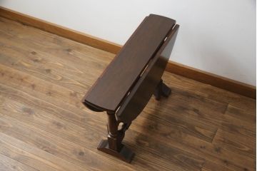 中古　美品　九州民芸家具　大人の落ち着きのある空間づくりにおすすめの小さなバタフライサイドテーブル(バタフライテーブル、ラウンドテーブル、ゲートレッグテーブル、ダイニングテーブル、丸テーブル、食卓、2人掛け、二人掛け)(R-069948)