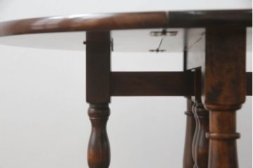 中古　美品　九州民芸家具　大人の落ち着きのある空間づくりにおすすめの小さなバタフライサイドテーブル(バタフライテーブル、ラウンドテーブル、ゲートレッグテーブル、ダイニングテーブル、丸テーブル、食卓、2人掛け、二人掛け)(R-069948)