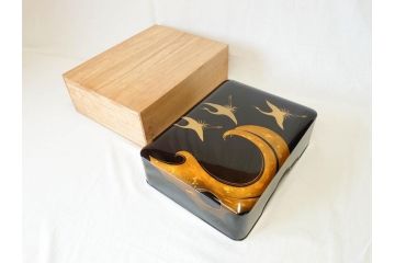 老舗 柏屋常左衛門商店　木曽漆器　波に鶴の蒔絵が描かれた美しい硯箱(共箱付き、木製、文箱、書道具)(R-069951)