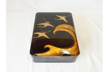 老舗 柏屋常左衛門商店　木曽漆器　波に鶴の蒔絵が描かれた美しい硯箱(共箱付き、木製、文箱、書道具)(R-069951)