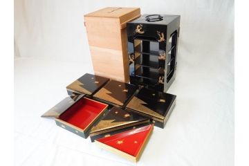漆光堂　輪島塗　沈金　蒔絵　松に鶴　上品で縁起の良い柄の手提げ重箱(懐石道具、四段重、弁当箱、木製、漆器、松葉、松の実、共箱付き)(R-069955)