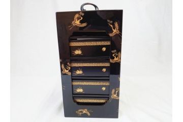 漆光堂　輪島塗　沈金　蒔絵　松に鶴　上品で縁起の良い柄の手提げ重箱(懐石道具、四段重、弁当箱、木製、漆器、松葉、松の実、共箱付き)(R-069955)