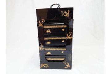 漆光堂　輪島塗　沈金　蒔絵　松に鶴　上品で縁起の良い柄の手提げ重箱(懐石道具、四段重、弁当箱、木製、漆器、松葉、松の実、共箱付き)(R-069955)