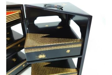 漆光堂　輪島塗　沈金　蒔絵　松に鶴　上品で縁起の良い柄の手提げ重箱(懐石道具、四段重、弁当箱、木製、漆器、松葉、松の実、共箱付き)(R-069955)