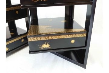 漆光堂　輪島塗　沈金　蒔絵　松に鶴　上品で縁起の良い柄の手提げ重箱(懐石道具、四段重、弁当箱、木製、漆器、松葉、松の実、共箱付き)(R-069955)