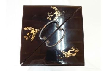 漆光堂　輪島塗　沈金　蒔絵　松に鶴　上品で縁起の良い柄の手提げ重箱(懐石道具、四段重、弁当箱、木製、漆器、松葉、松の実、共箱付き)(R-069955)