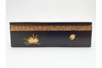 漆光堂　輪島塗　沈金　蒔絵　松に鶴　上品で縁起の良い柄の手提げ重箱(懐石道具、四段重、弁当箱、木製、漆器、松葉、松の実、共箱付き)(R-069955)