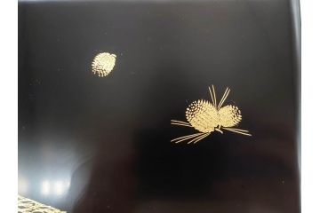 漆光堂　輪島塗　沈金　蒔絵　松に鶴　上品で縁起の良い柄の手提げ重箱(懐石道具、四段重、弁当箱、木製、漆器、松葉、松の実、共箱付き)(R-069955)