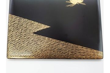 漆光堂　輪島塗　沈金　蒔絵　松に鶴　上品で縁起の良い柄の手提げ重箱(懐石道具、四段重、弁当箱、木製、漆器、松葉、松の実、共箱付き)(R-069955)