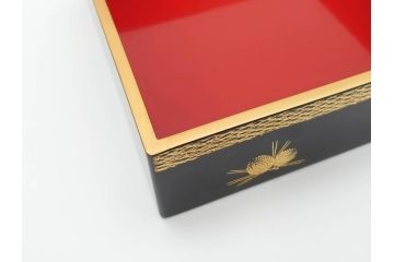 漆光堂　輪島塗　沈金　蒔絵　松に鶴　上品で縁起の良い柄の手提げ重箱(懐石道具、四段重、弁当箱、木製、漆器、松葉、松の実、共箱付き)(R-069955)