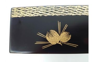 漆光堂　輪島塗　沈金　蒔絵　松に鶴　上品で縁起の良い柄の手提げ重箱(懐石道具、四段重、弁当箱、木製、漆器、松葉、松の実、共箱付き)(R-069955)