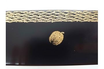 漆光堂　輪島塗　沈金　蒔絵　松に鶴　上品で縁起の良い柄の手提げ重箱(懐石道具、四段重、弁当箱、木製、漆器、松葉、松の実、共箱付き)(R-069955)