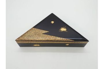 漆光堂　輪島塗　沈金　蒔絵　松に鶴　上品で縁起の良い柄の手提げ重箱(懐石道具、四段重、弁当箱、木製、漆器、松葉、松の実、共箱付き)(R-069955)