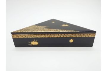 漆光堂　輪島塗　沈金　蒔絵　松に鶴　上品で縁起の良い柄の手提げ重箱(懐石道具、四段重、弁当箱、木製、漆器、松葉、松の実、共箱付き)(R-069955)