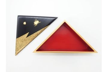 漆光堂　輪島塗　沈金　蒔絵　松に鶴　上品で縁起の良い柄の手提げ重箱(懐石道具、四段重、弁当箱、木製、漆器、松葉、松の実、共箱付き)(R-069955)