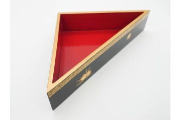 漆光堂　輪島塗　沈金　蒔絵　松に鶴　上品で縁起の良い柄の手提げ重箱(懐石道具、四段重、弁当箱、木製、漆器、松葉、松の実、共箱付き)(R-069955)