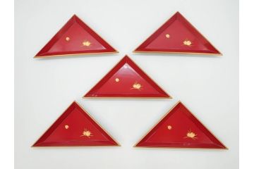 漆光堂　輪島塗　沈金　蒔絵　松に鶴　上品で縁起の良い柄の手提げ重箱(懐石道具、四段重、弁当箱、木製、漆器、松葉、松の実、共箱付き)(R-069955)