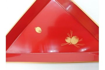 漆光堂　輪島塗　沈金　蒔絵　松に鶴　上品で縁起の良い柄の手提げ重箱(懐石道具、四段重、弁当箱、木製、漆器、松葉、松の実、共箱付き)(R-069955)