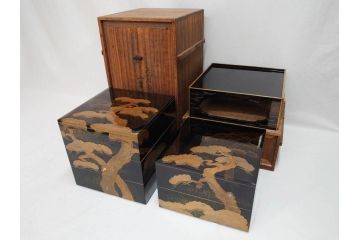 平安　俊勝　大胆に描かれた老松の高蒔絵が美しい五段重箱&重台セット(二段重、三段重、共箱付き、漆器、お重)(R-069956)