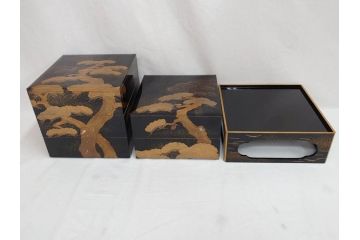 平安　俊勝　大胆に描かれた老松の高蒔絵が美しい五段重箱&重台セット(二段重、三段重、共箱付き、漆器、お重)(R-069956)