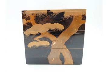 平安　俊勝　大胆に描かれた老松の高蒔絵が美しい五段重箱&重台セット(二段重、三段重、共箱付き、漆器、お重)(R-069956)