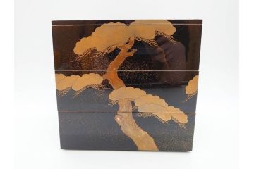 平安　俊勝　大胆に描かれた老松の高蒔絵が美しい五段重箱&重台セット(二段重、三段重、共箱付き、漆器、お重)(R-069956)