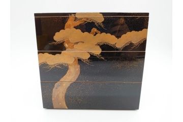 平安　俊勝　大胆に描かれた老松の高蒔絵が美しい五段重箱&重台セット(二段重、三段重、共箱付き、漆器、お重)(R-069956)