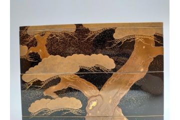 平安　俊勝　大胆に描かれた老松の高蒔絵が美しい五段重箱&重台セット(二段重、三段重、共箱付き、漆器、お重)(R-069956)
