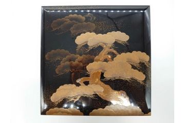 平安　俊勝　大胆に描かれた老松の高蒔絵が美しい五段重箱&重台セット(二段重、三段重、共箱付き、漆器、お重)(R-069956)