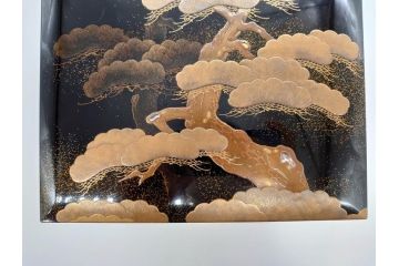 平安　俊勝　大胆に描かれた老松の高蒔絵が美しい五段重箱&重台セット(二段重、三段重、共箱付き、漆器、お重)(R-069956)