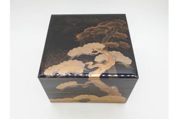 平安　俊勝　大胆に描かれた老松の高蒔絵が美しい五段重箱&重台セット(二段重、三段重、共箱付き、漆器、お重)(R-069956)