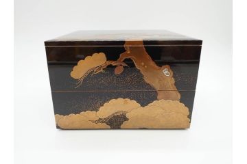 平安　俊勝　大胆に描かれた老松の高蒔絵が美しい五段重箱&重台セット(二段重、三段重、共箱付き、漆器、お重)(R-069956)