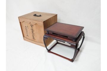 唐木　紫檀(シタン)材　細やかな意匠が施された上品な雰囲気の花台(飾り台、ディスプレイ台、共箱付き)(R-069958)