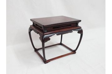 唐木　紫檀(シタン)材　細やかな意匠が施された上品な雰囲気の花台(飾り台、ディスプレイ台、共箱付き)(R-069958)
