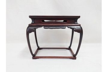 唐木　紫檀(シタン)材　細やかな意匠が施された上品な雰囲気の花台(飾り台、ディスプレイ台、共箱付き)(R-069958)