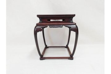 唐木　紫檀(シタン)材　細やかな意匠が施された上品な雰囲気の花台(飾り台、ディスプレイ台、共箱付き)(R-069958)