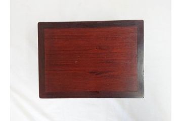 唐木　紫檀(シタン)材　細やかな意匠が施された上品な雰囲気の花台(飾り台、ディスプレイ台、共箱付き)(R-069958)