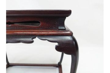 唐木　紫檀(シタン)材　細やかな意匠が施された上品な雰囲気の花台(飾り台、ディスプレイ台、共箱付き)(R-069958)